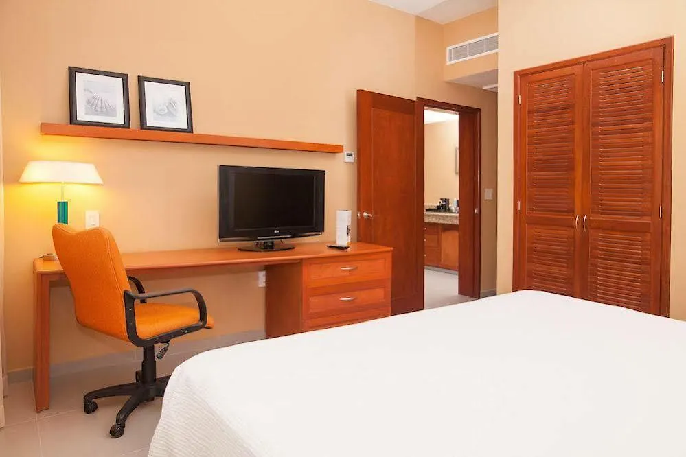 Courtyard By Marriott Cancun Airport Alfredo V. Bonfil Hotel
